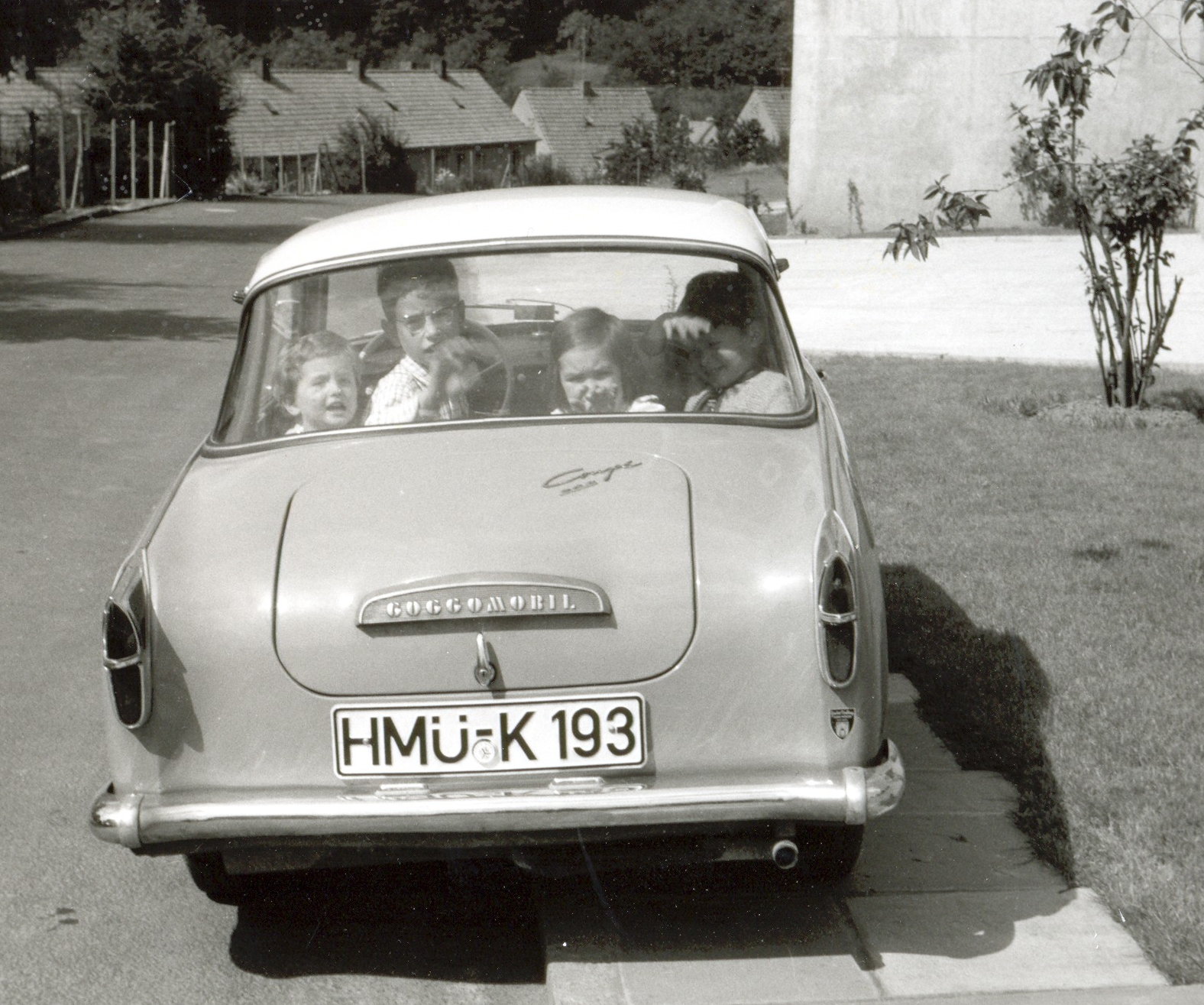 Geht es bald los? Drei  Söhne und eine Tochter im elterlichen Goggomobil. Aufgenommen um 1962 in Hann.-Münden, Ortsteil Hermannshagen.